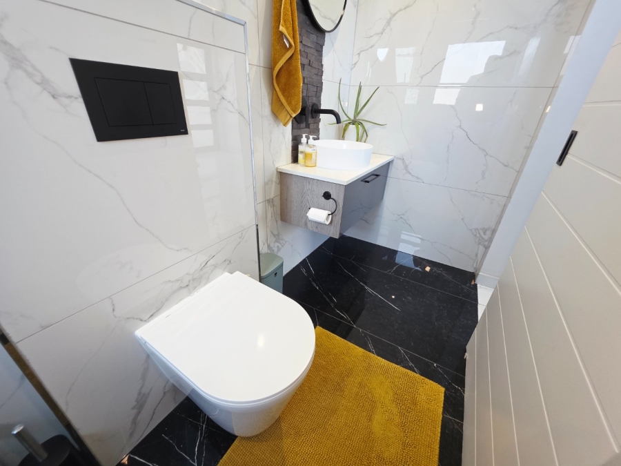 5 Bedroom Property for Sale in Sandown Western Cape